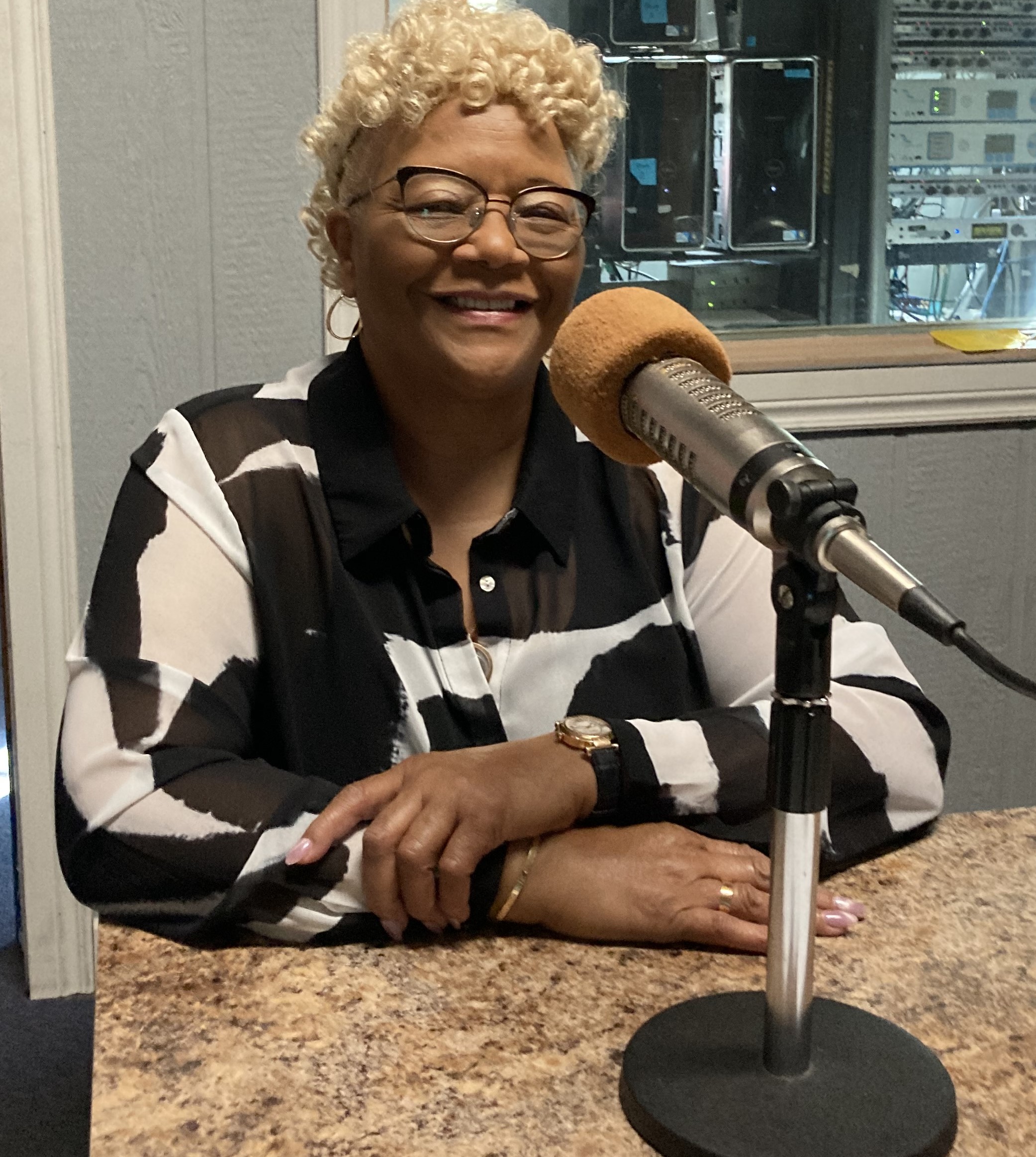 Local Author And Reverend Kim Lue Joins KXEO And Country 96 Morning Shows